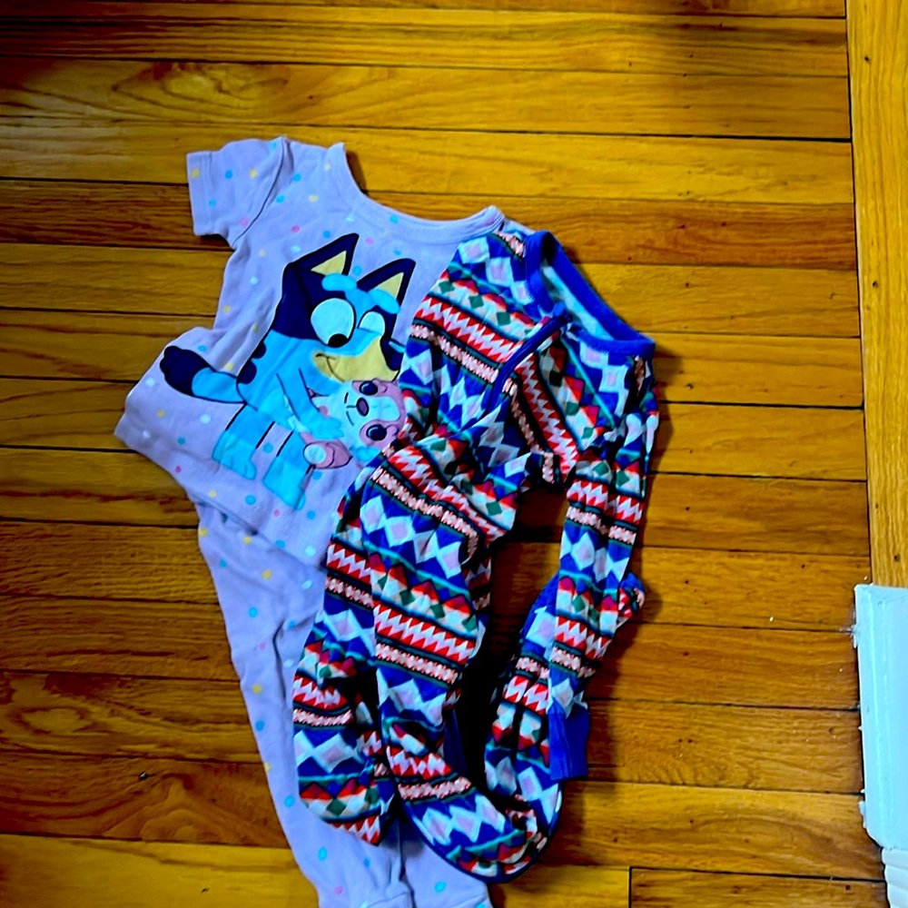 Bundle 2 pairs pajamas
Bluey and old navy
3t